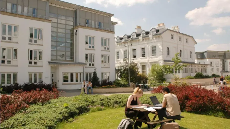 Trường Đại học Gloucestershire, INTO UK